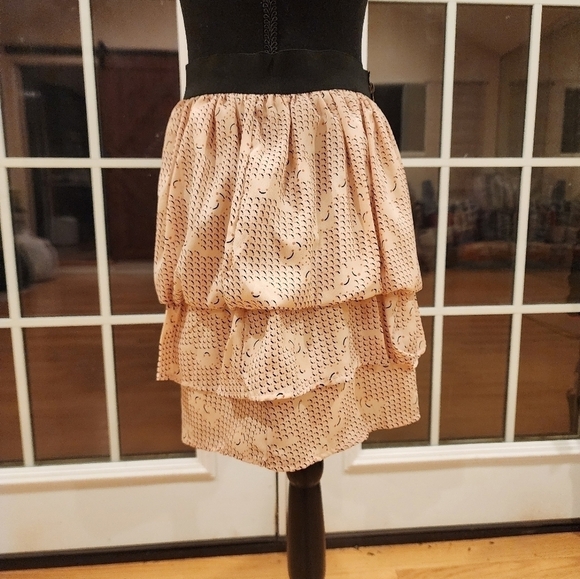 Rachael & Chloe salmon pink with abstract design ruffled mini skirt size medium - Picture 3 of 9